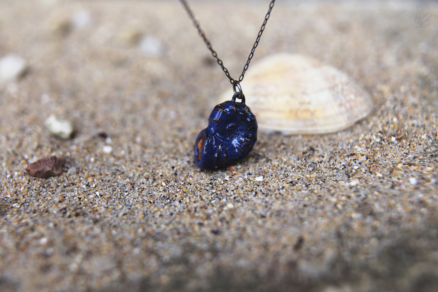 Knock-knock / Ceramic Pendant