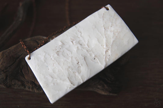 Perforation / Collier en porcelaine avec relief de feuilles