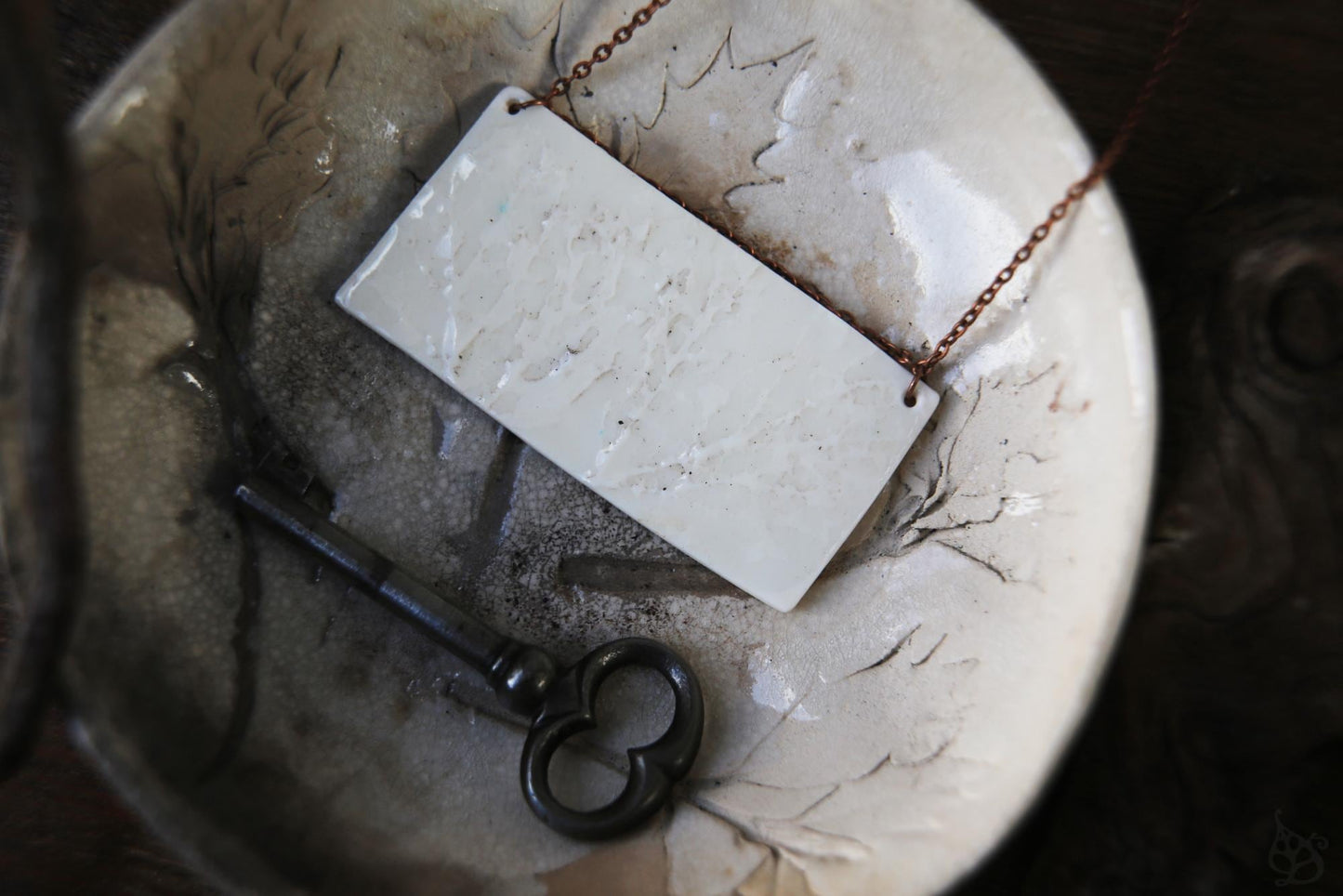 Perforation / Collier en porcelaine avec relief de feuilles