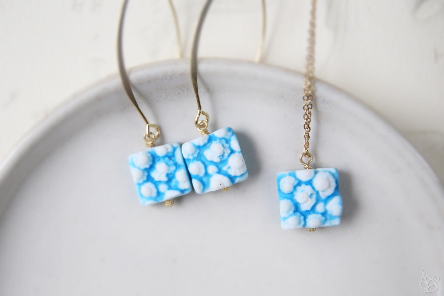 Seahell Bas-relief / Porcelain Earrings and Pendant set