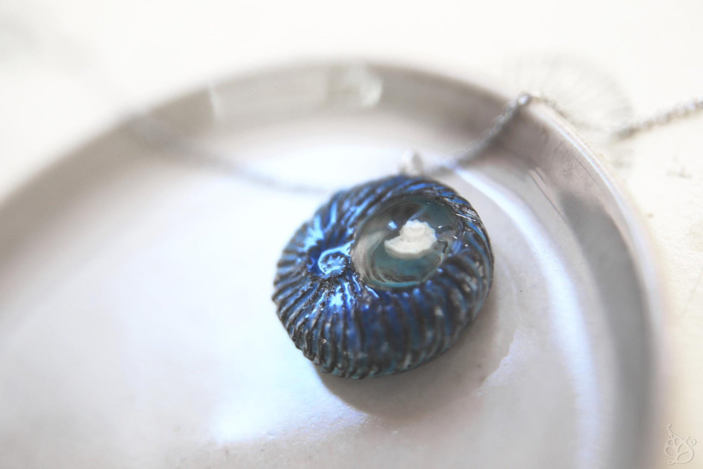 Whirlpool / Black Ceramics Pendant with Seashell