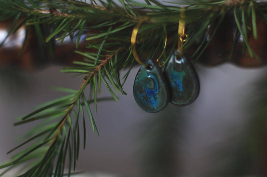 Seaside Imprint / Black Ceramics Earrings with Seashell Relief