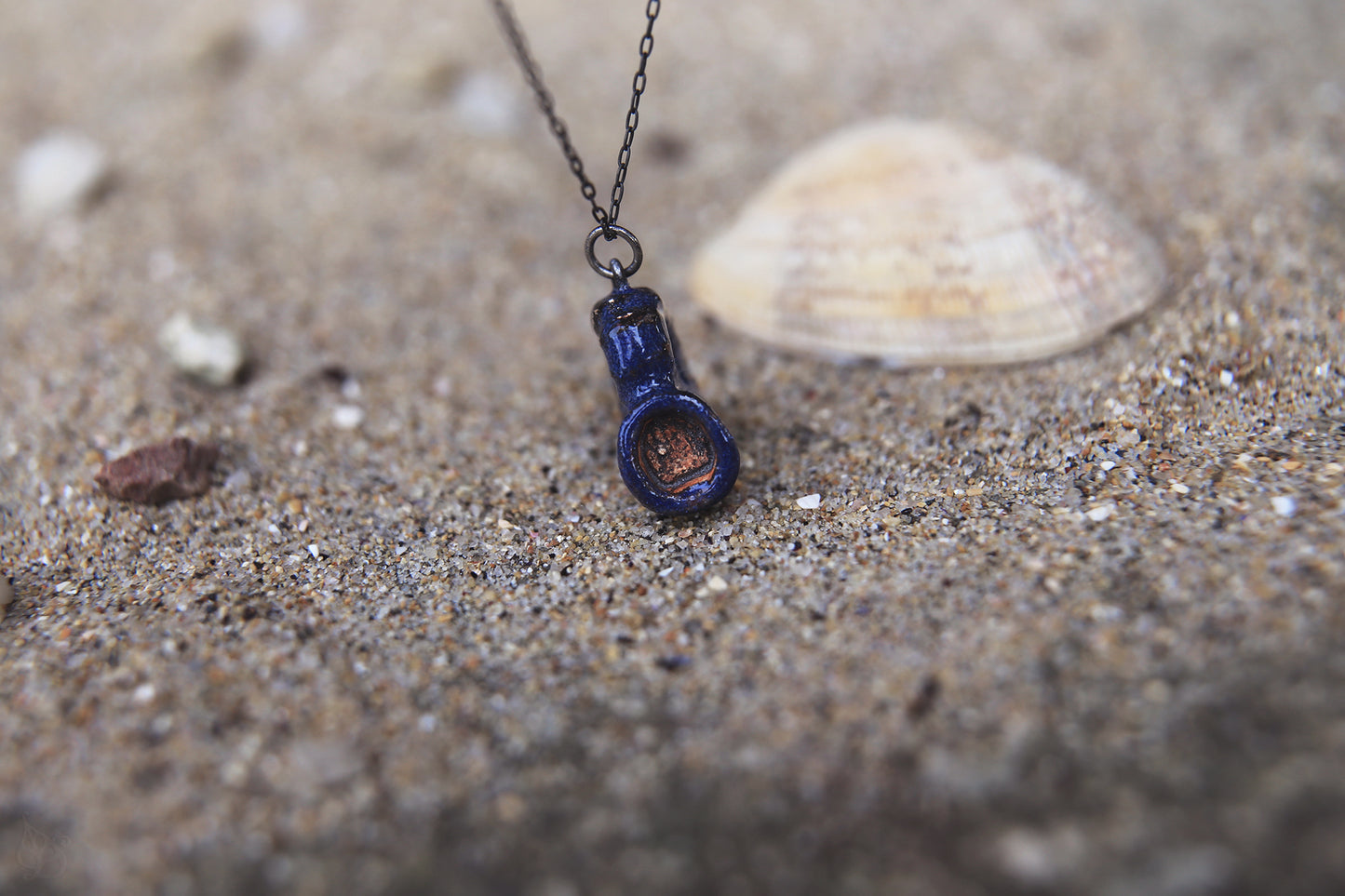 Knock-knock / Ceramic Pendant
