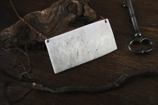 Perforation / Collier en porcelaine avec relief de feuilles