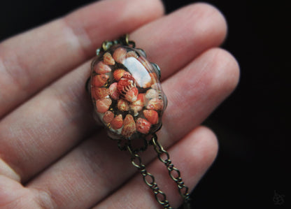 Les Rouges / Bracelet with pheasant seashells from Brittany, France