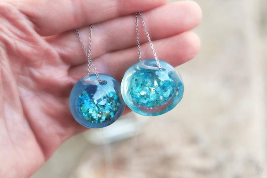 Aod an Emrodez / Twin necklaces with sand from Cancale