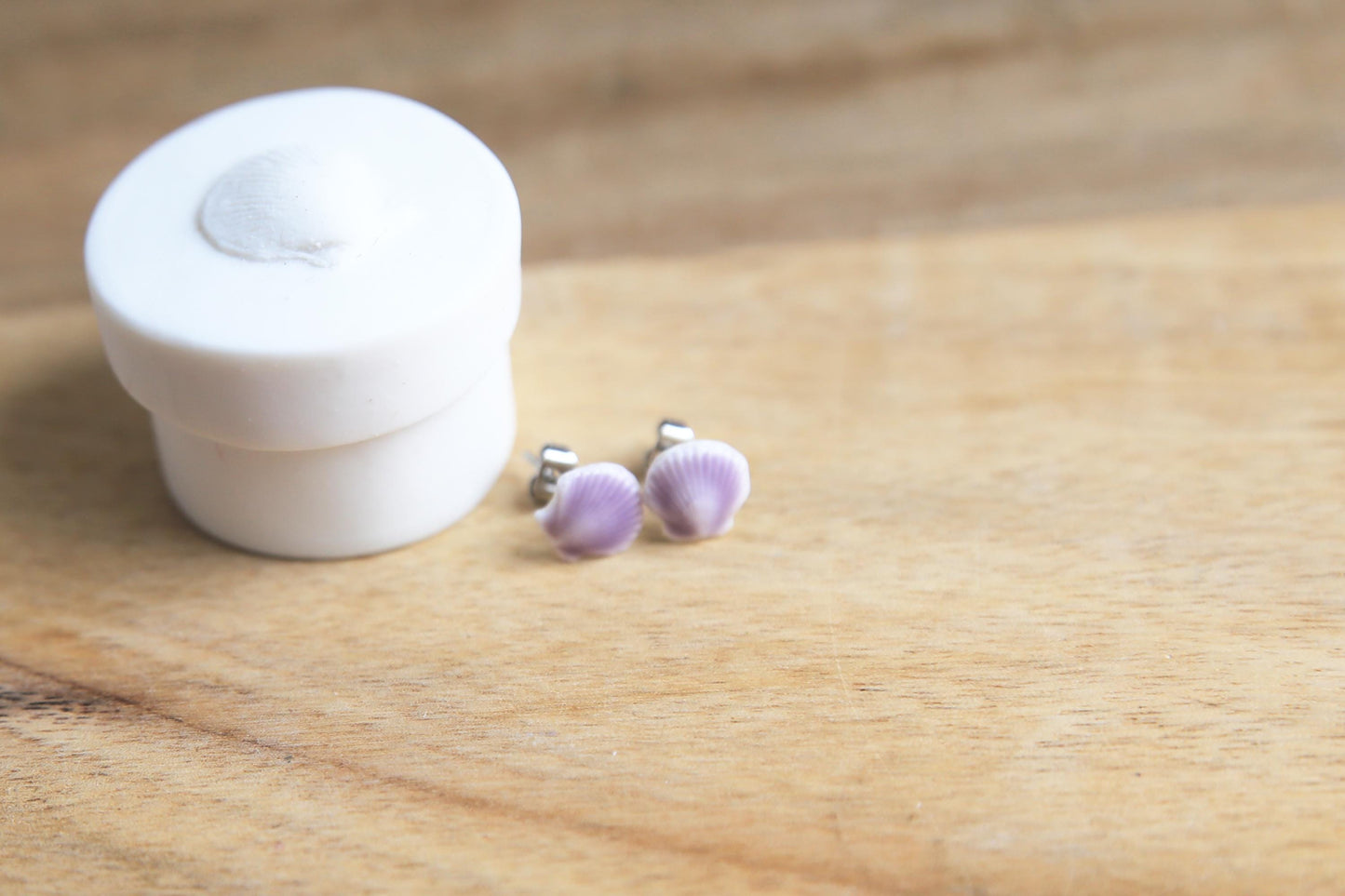 Minima Lilac / Porcelain Seashell Studs