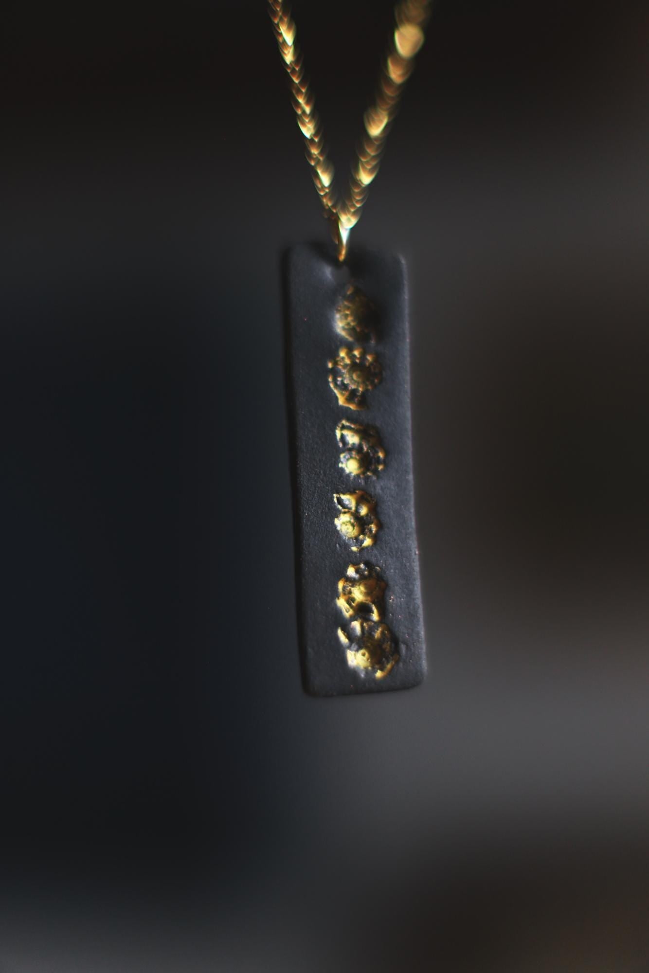 Golden Tide Line / Ceramic Pendant and Earrings with Seashell Imprints