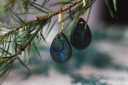 Seaside Imprint / Black Ceramics Earrings with Seashell Relief