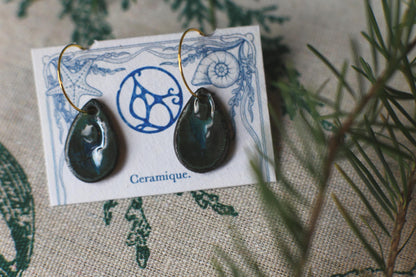 Seaside Imprint / Black Ceramics Earrings with Seashell Relief