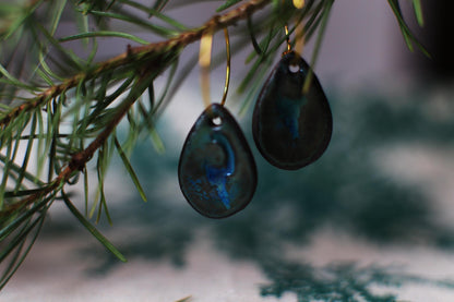 Seaside Imprint / Black Ceramics Earrings with Seashell Relief