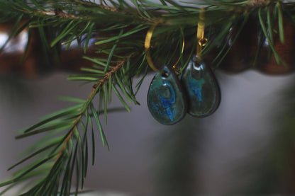 Seaside Imprint / Black Ceramics Earrings with Seashell Relief