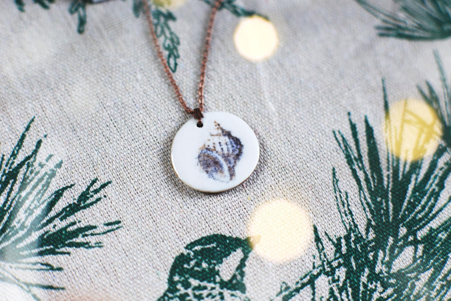 Mollusques testacés / Porcelain Pendant