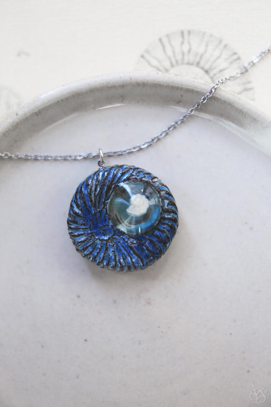 Whirlpool / Black Ceramics Pendant with Seashell